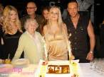 sabrina_ghio_davanti_alla_torta_con_un_bellamico_dagli_occhi_azzurri_e_laura_pestellini_0599.jpg