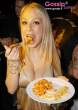 sabrina_ghio_intenta_a_sfamarsi_5469.jpg