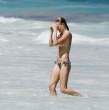 Kate_Bosworth_Bikini_Candids_on_the_Beach_in_Mexico_April_10_2011_15.jpg