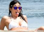 elisabetta-gregoraci-white-bikini-in-kenya-02-580x435.jpg