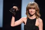 taylor-swift-at-2015-iheartradio-music-awards_10.jpg