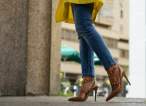 05-street style-yellow-trench-suattiworld-jeans-flamingo-clutch-rockstud-valentino-brown-heels-shoes-con dos tacones-c2t.JPG